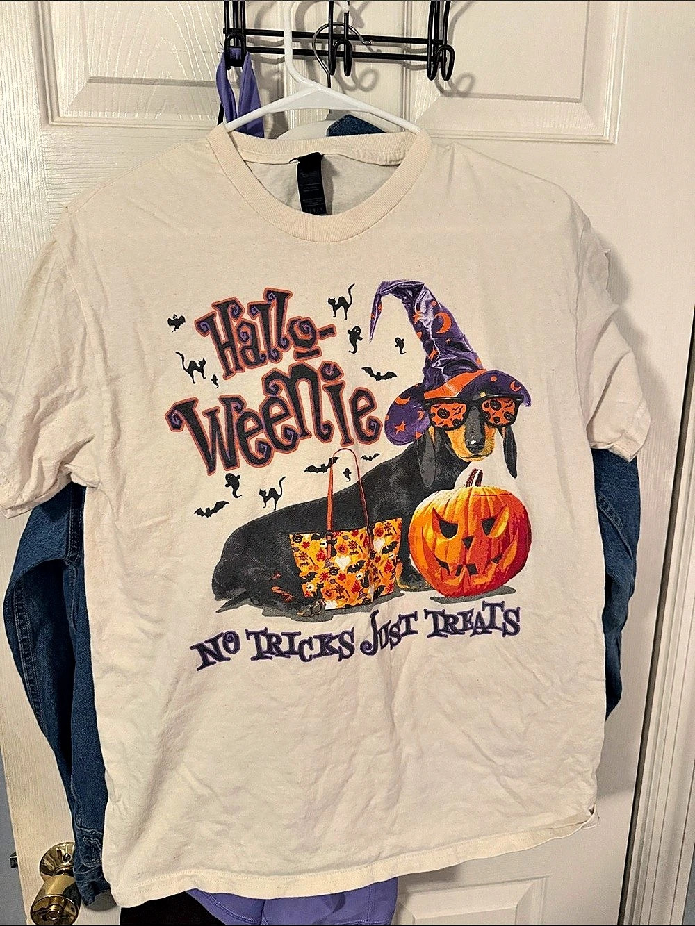 Vintage style Gildan Halloween Graphic Tee Cream Size Medium